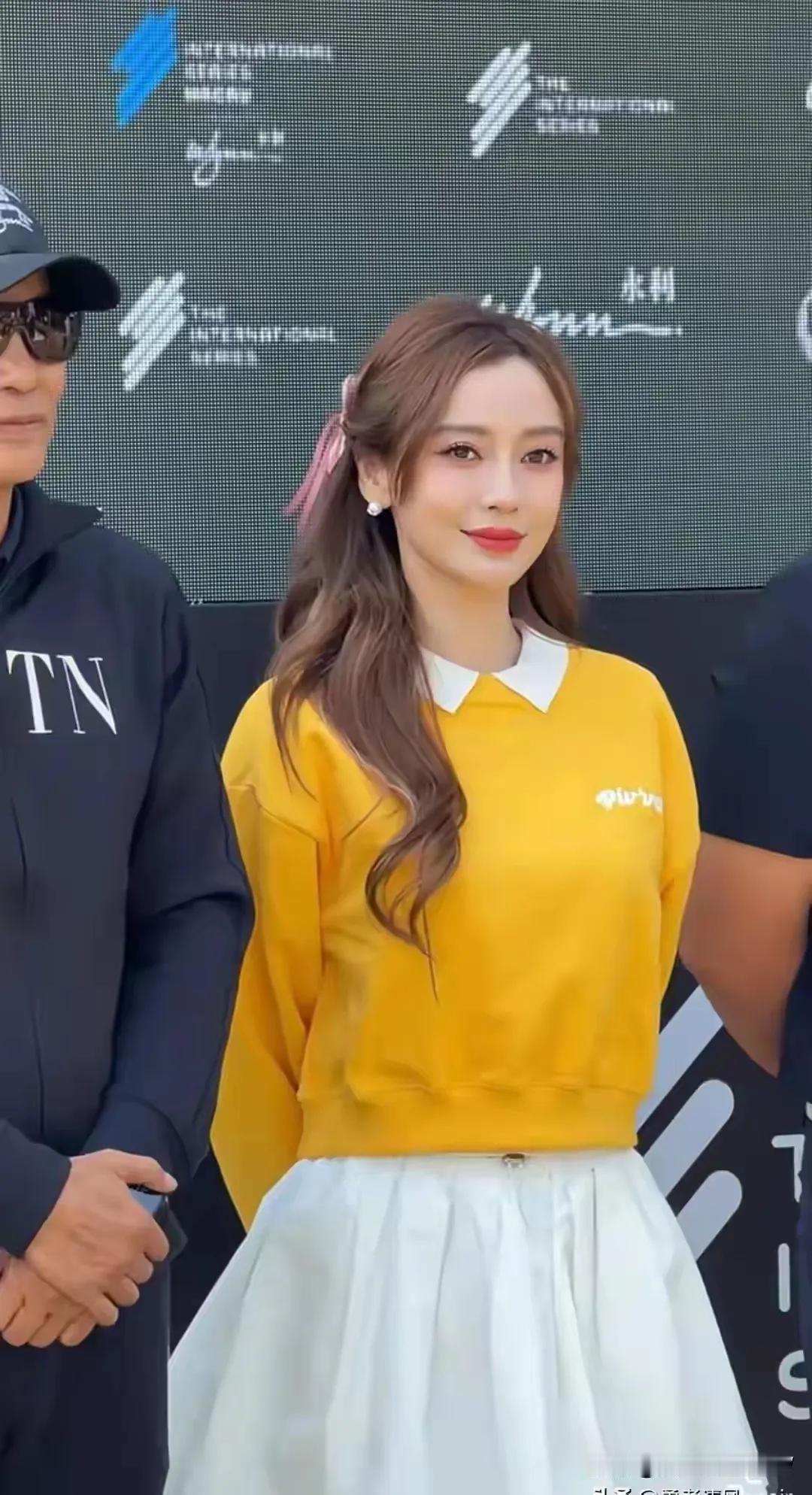 如今的女人会保养，三四十岁了还挺显年轻的，比如36岁的杨颖，这状态也很Ok哇。