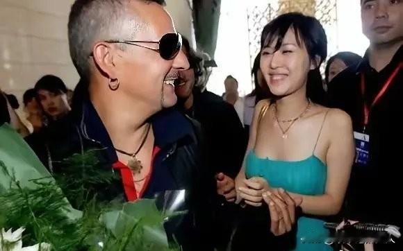 嘿！[墨镜]谁要能认出这个美女来，我倒着走！[捂脸哭]