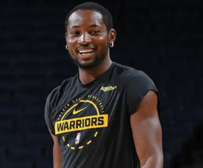 据ESPN记者Shams报道，消息人士透露，金州勇士前锋乔纳森-库明加已向勇士提