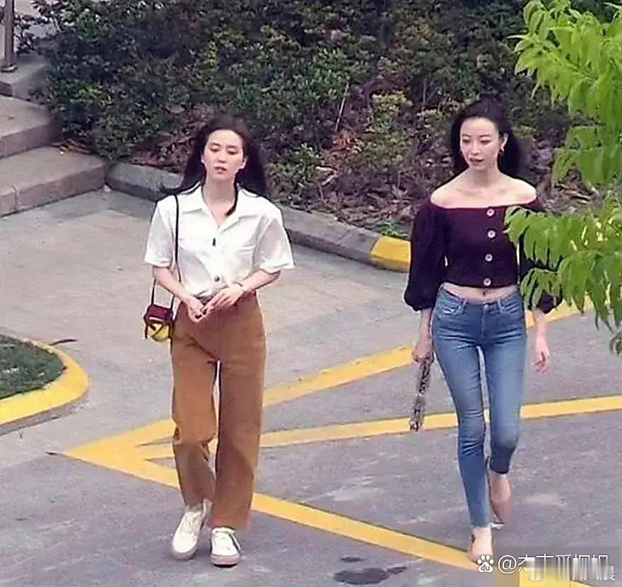 上帝视角下的倪妮太绝了！优越身材曲线一览无余，比例堪称完美，这状态简直是“身材天