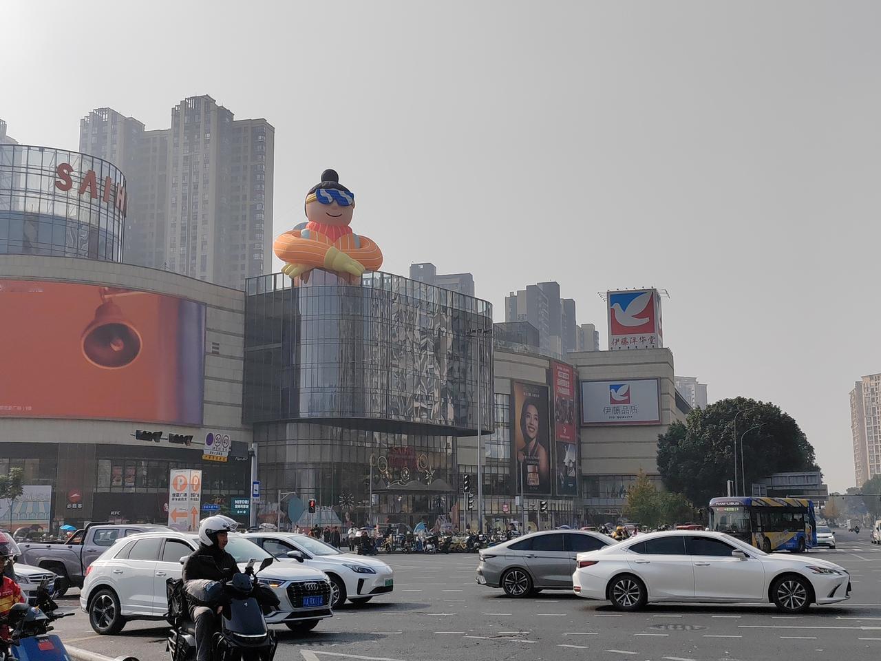 大六座旗舰看岚图泰山大六座旗舰，岚图泰山必须拥有姓名！它的4.0智驾系统就像个