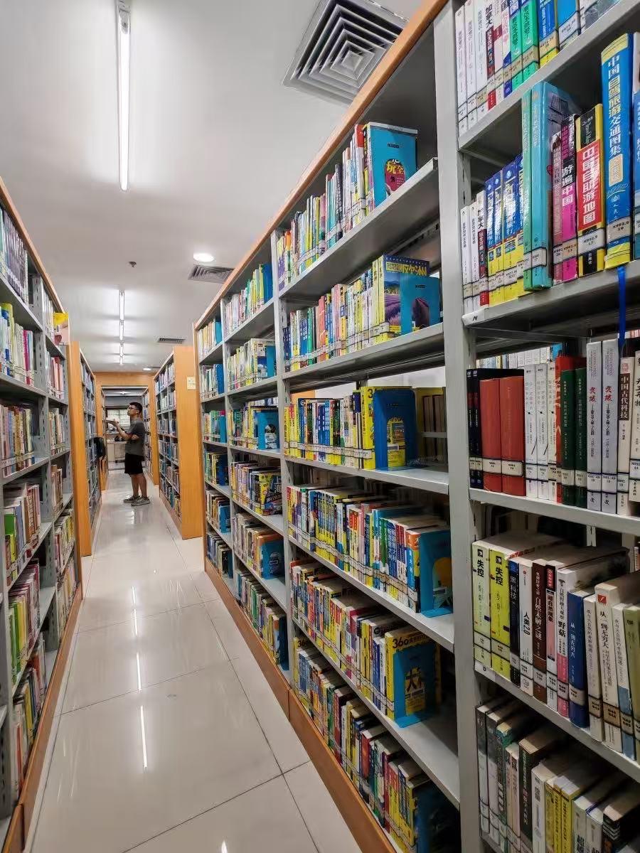 我终于又出来工作了。退休了，我在家闲的难受，每天在家里，除了收拾屋子、买菜做饭