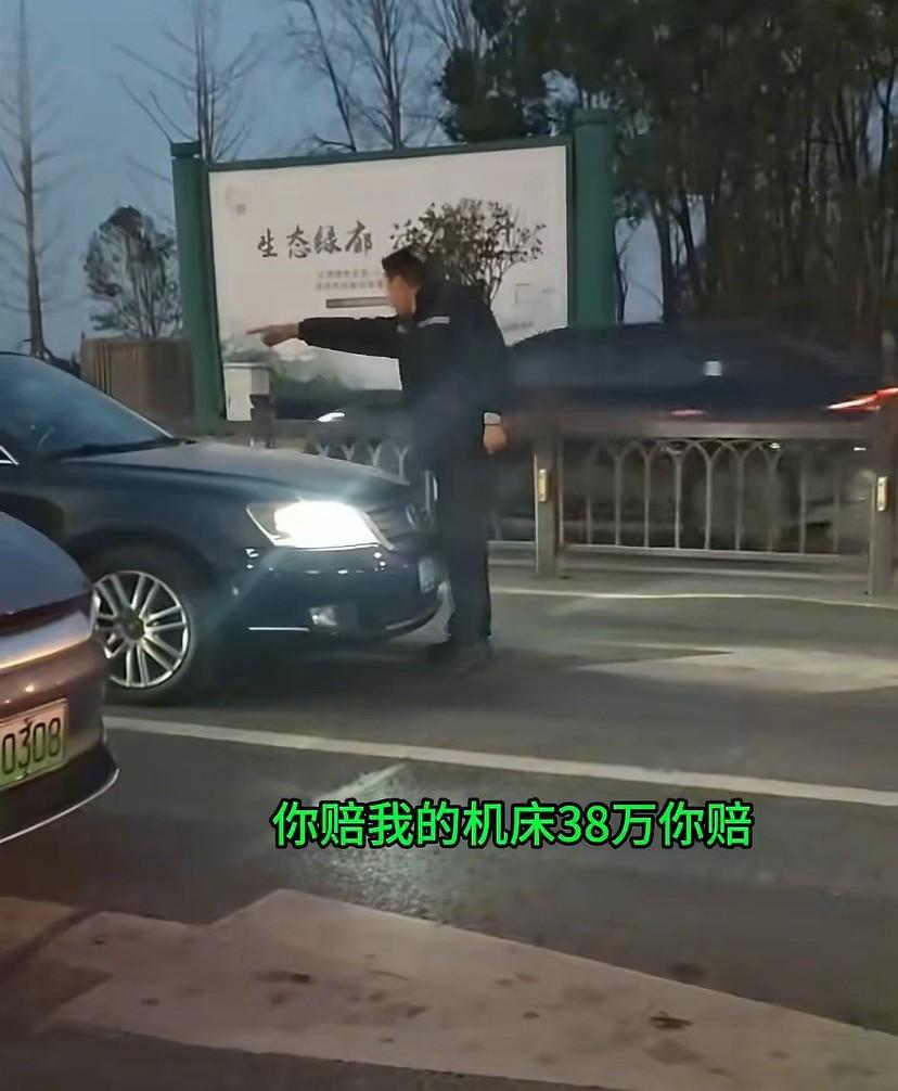 货车司机怒斥小车司机：前车变道加塞后急刹车，自己为了避免事故刹停，可能导致车里拉