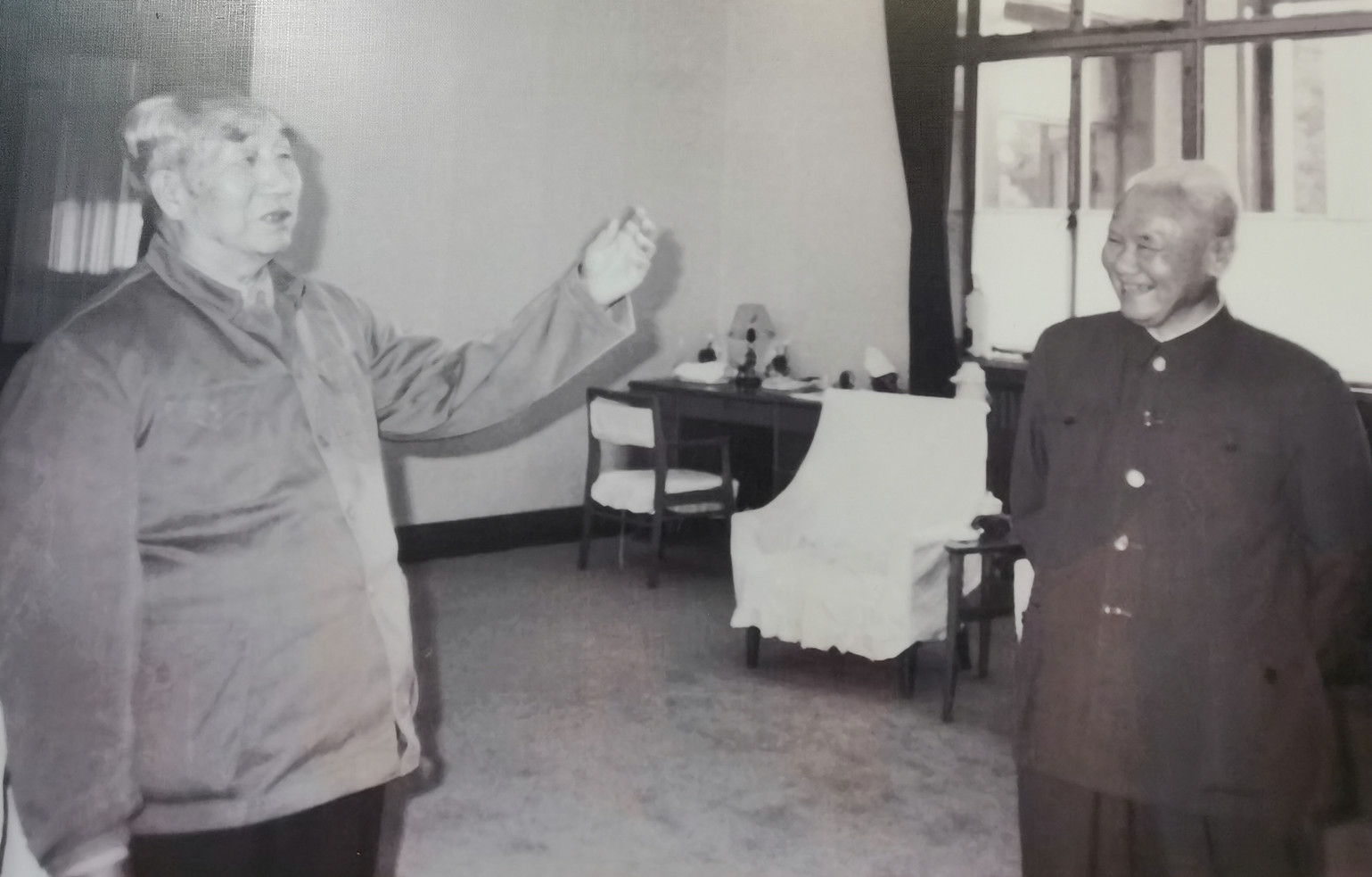 1985年12月2日，徐向前和陈再道在一起交谈。徐向前曾经是红四方面军的总指挥，