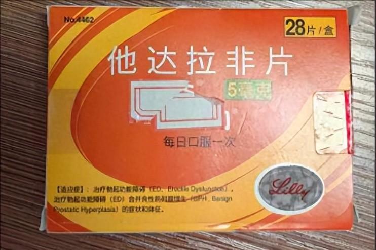 45岁的陈先生和女朋友合租住在一起。他觉得自己状态不如从前了，但没去医院，自己上