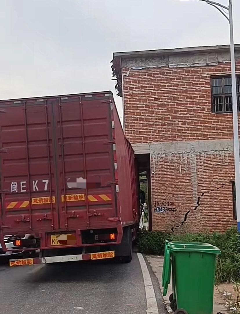车子没出线，却撞在了房梁上，这个责任由谁来承担？7月18日（发布）江西赣州某道