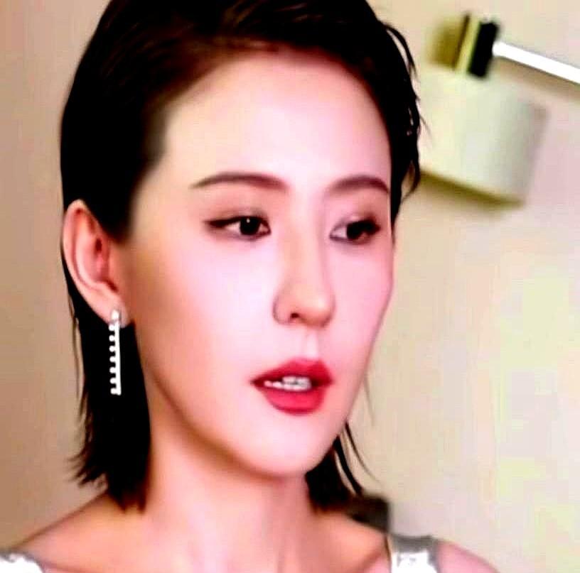 横店冷了，短剧火了。剧组少了四成，短剧产量翻了三倍。热依扎拿完奖，戏约比雪还