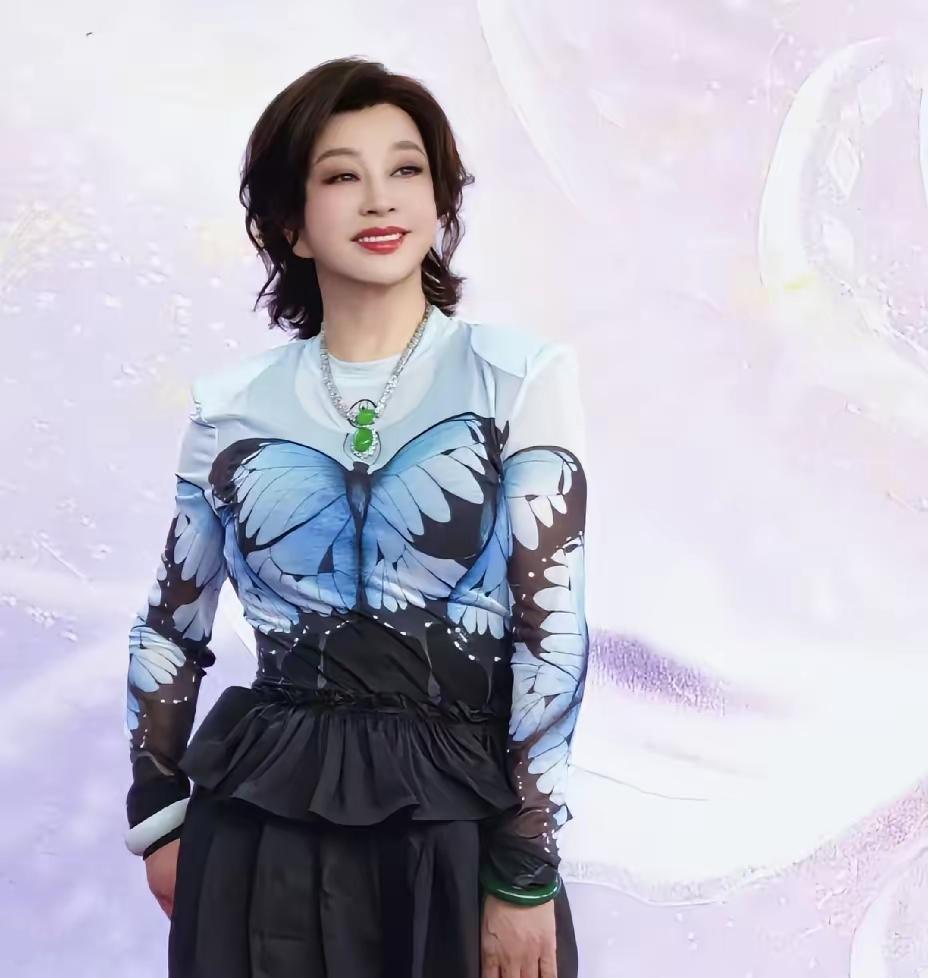 刘晓庆，骄傲发文​​8月9日下午，刘晓庆骄傲发文，晒出一组美照，从字里行间能够