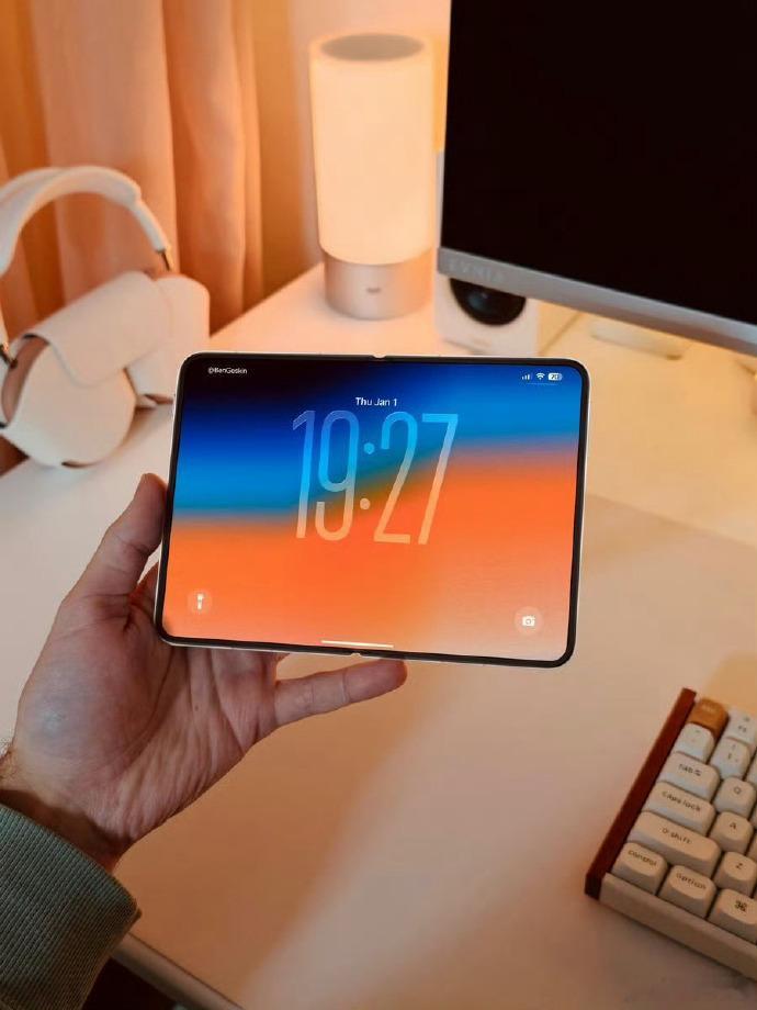 iPhoneFold上手图也曝光咯。采用独特的书本式阔折叠设计，折合后很像是“