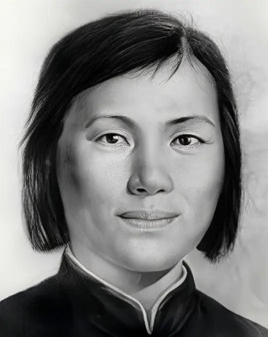 1949年，当解放军冲进渣滓洞监狱时，发现血泊里有一女子抱着个小女婴，她的后背朝
