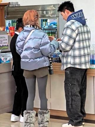 家人们，李晨和宋雨琦逛超市被拍啦！画面里俩人互动超自然，宋雨琦还用胳膊肘碰了碰李