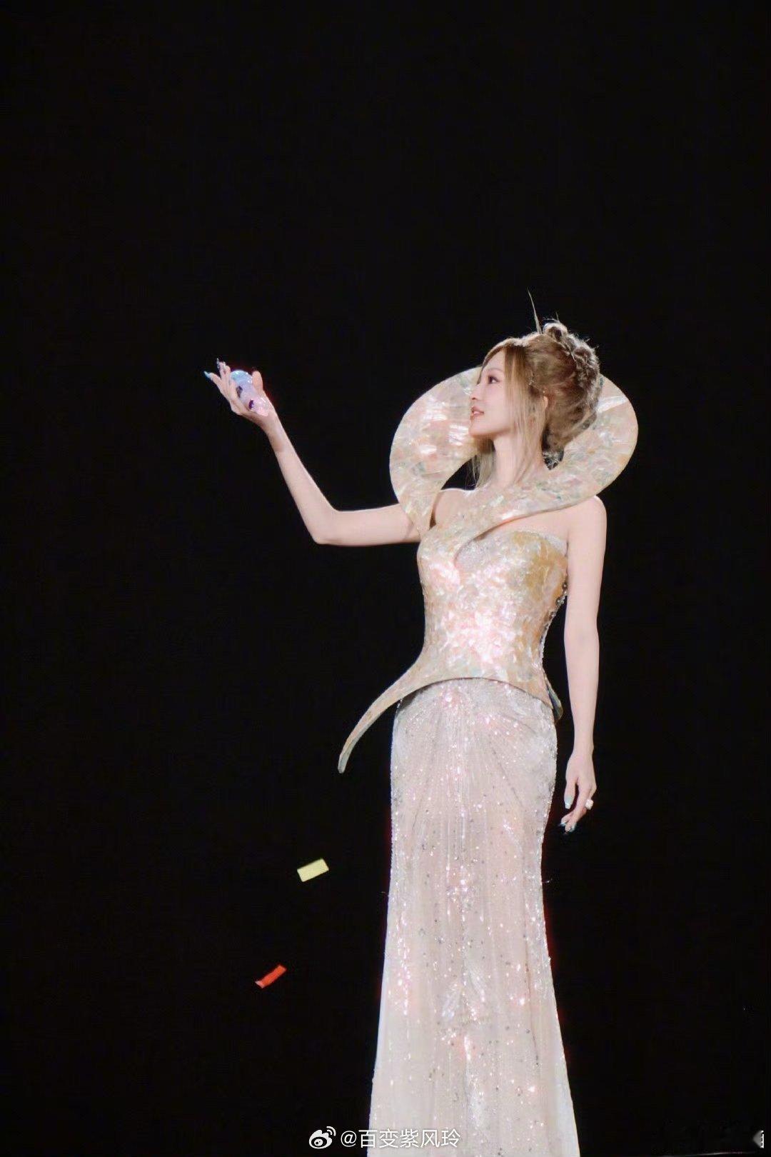 张韶涵这15S是我能听的吗这15秒已经足够让人上头。张韶涵的声音有一种治愈的力