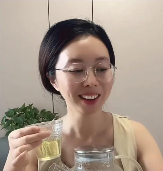 田静今天说，哪家的奶奶，不带自己家的亲孙子呀！有人评论去问：杜妈给熊磊带孩子