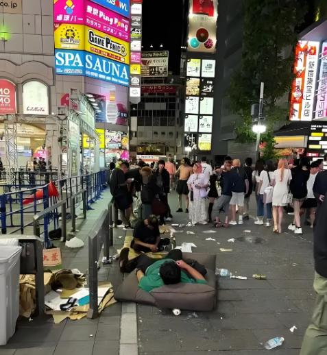 摧毁一个国家不必靠开火。 别看这话说得轻巧,但历史上真有不少国家,是自己慢慢