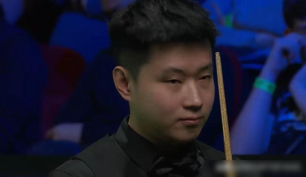 玉山斯诺克这边，赵心童真给力。第二轮“中国德比”，他硬是5比4绝杀了龙泽煌。