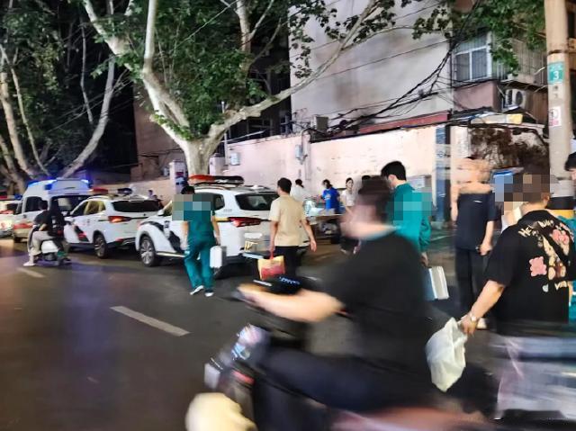河南郑州，可怜的孩子！一个年轻女子在一家炸串店工作，有了小便之意后女子一直憋着，