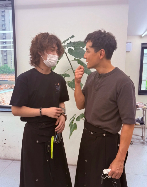 51岁吴彦祖上海体验理发师穿裙皮肤粗糙仍帅气