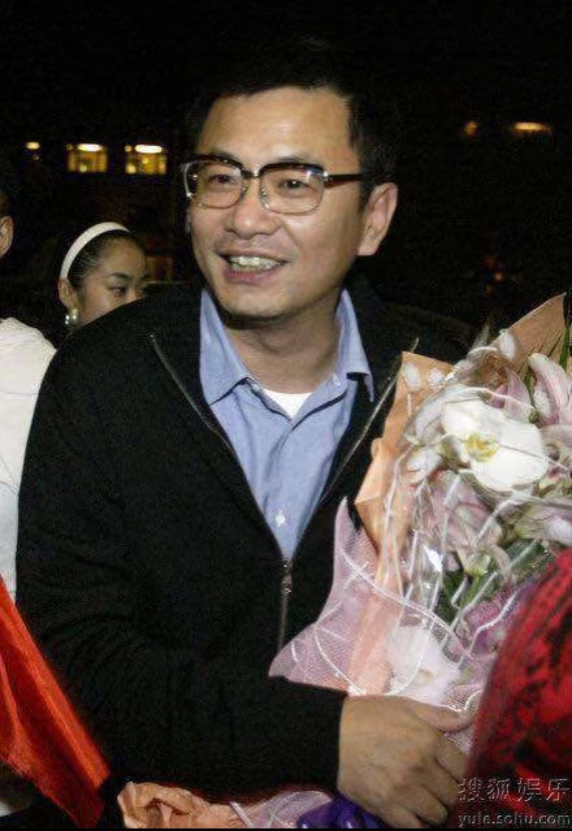 王家卫真是让人搞不懂。明明眼睛没瞎，长得也不丑，为什么还天天戴着个墨镜？