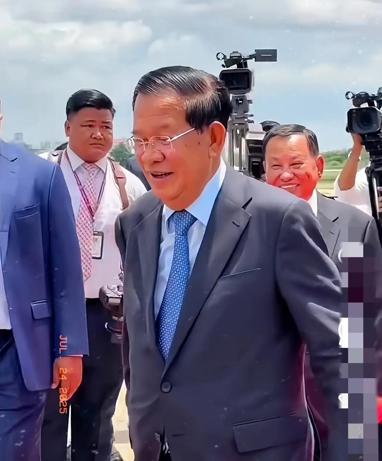 柬埔寨洪森估计肠子都快要悔青了，要是早知道泰国会真的对柬埔寨动手，他当初就不该把