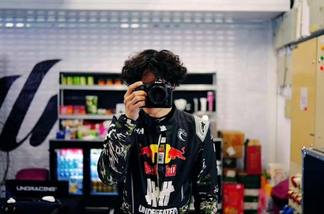 赛道试练结束！我便到处捡欢乐！摩托姐姐宠孩子的方式真是奇葩，王一博那边也就拍个