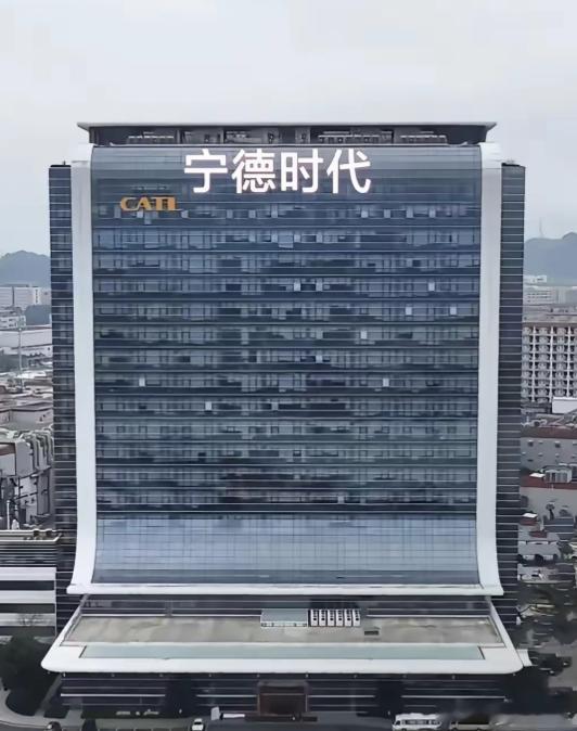 宁德时代5C电池宁德时代对外展示了其新一代5C电池技术。该电池在60°C高温环