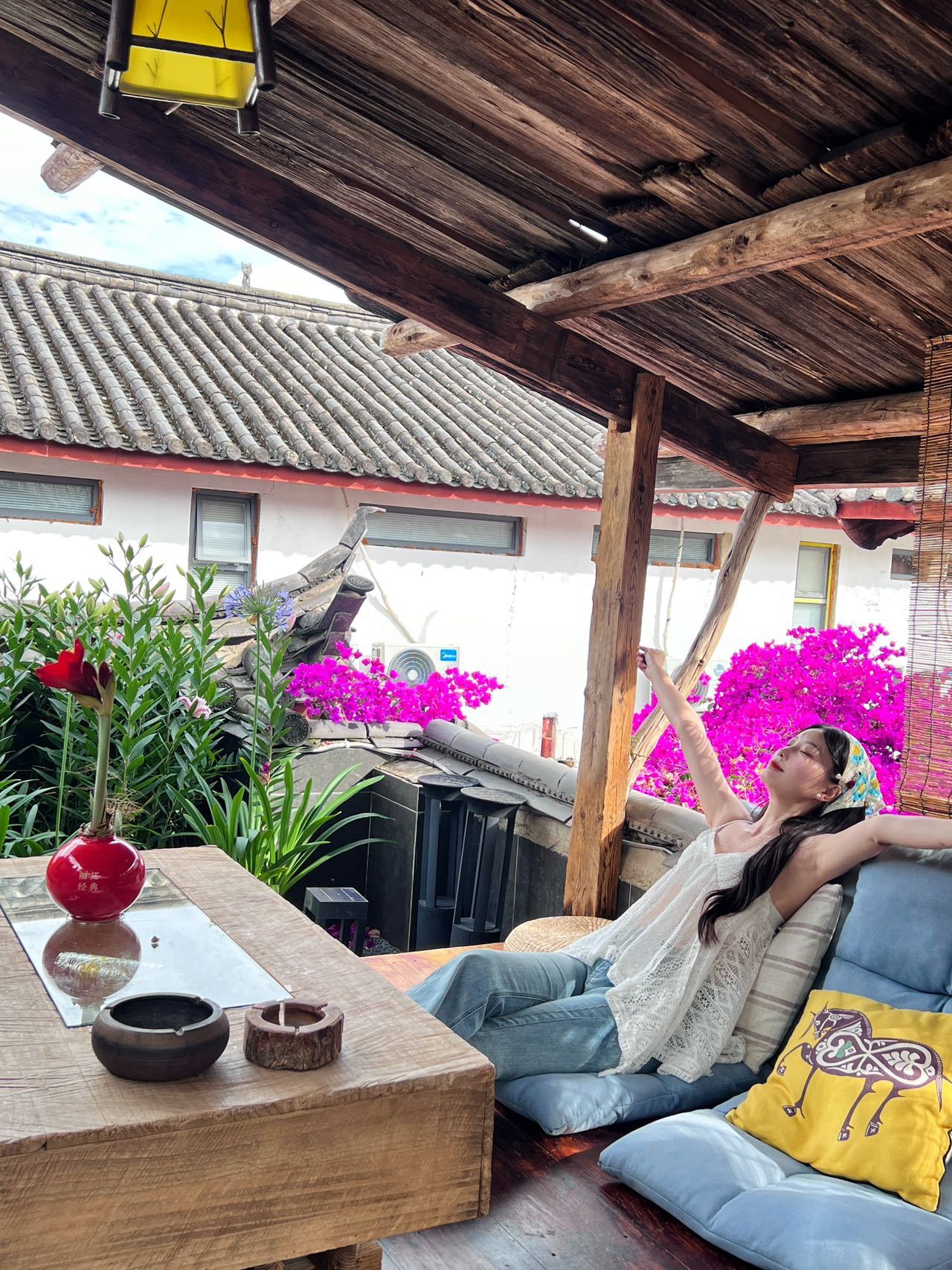 推开豆花名宿的木门，“吱呀”一声，晨光正好洒在院角火红的三角梅上。厨房里白粥咕嘟
