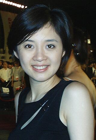 她年轻的时候可是比倪萍都要漂亮的一个女主持人，拥有一双乌黑发亮的大眼睛，脸型流畅