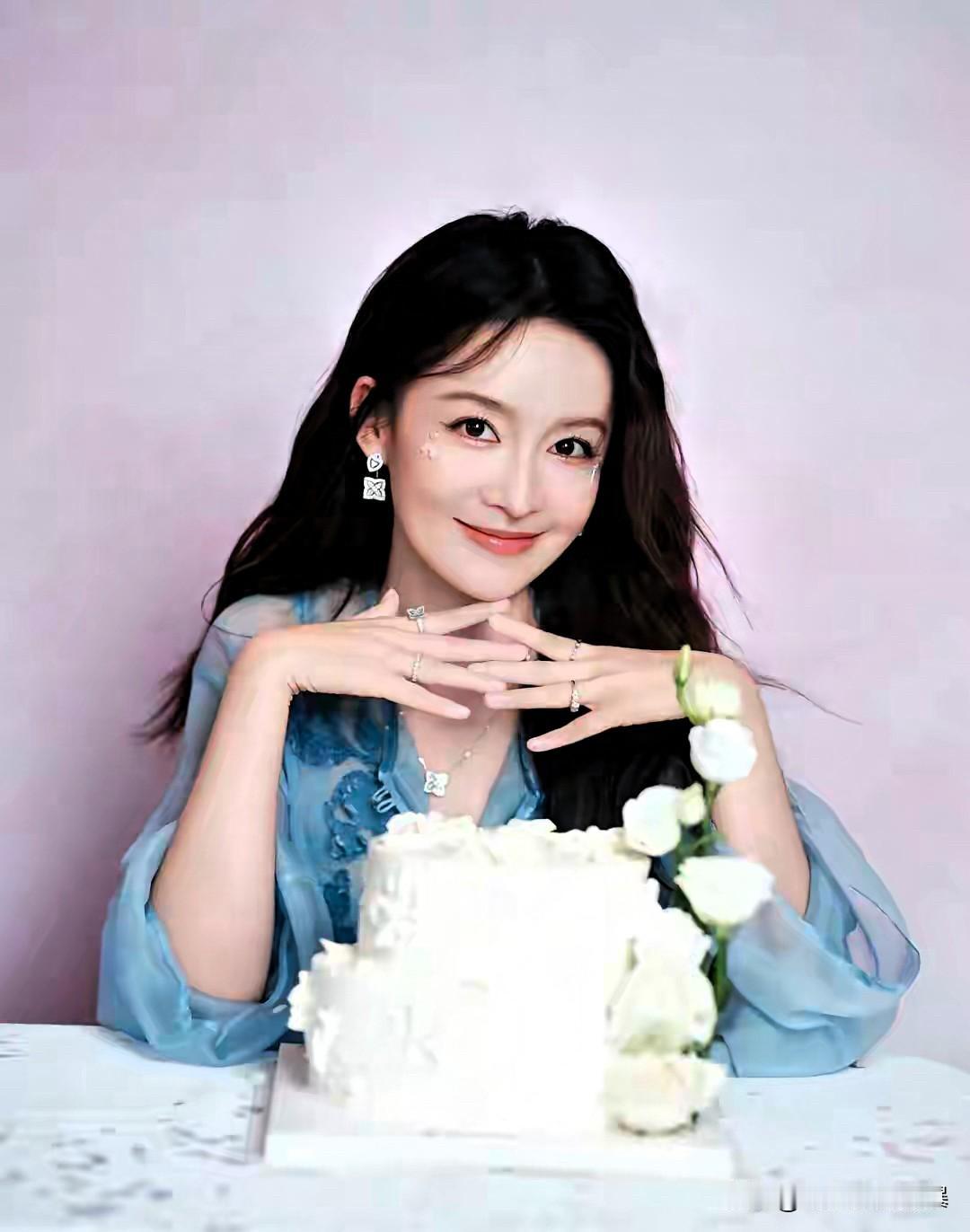 李沁高兴的睡不着觉了她怎么也想不到时尚盛典晚会上，居然有这样的惊喜等着她