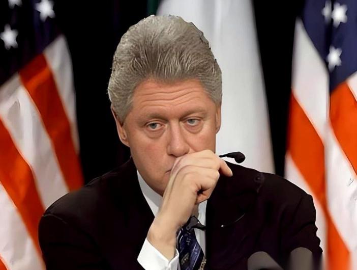 克林顿走的时候，给美国留下一个金山，国库里塞着两千多亿美元的净盈余。那时候，联邦