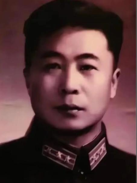 当年，曲波去医院看病，遇到当时的副总理贺龙。得知曲波在机械部上班，贺龙忙问：你认