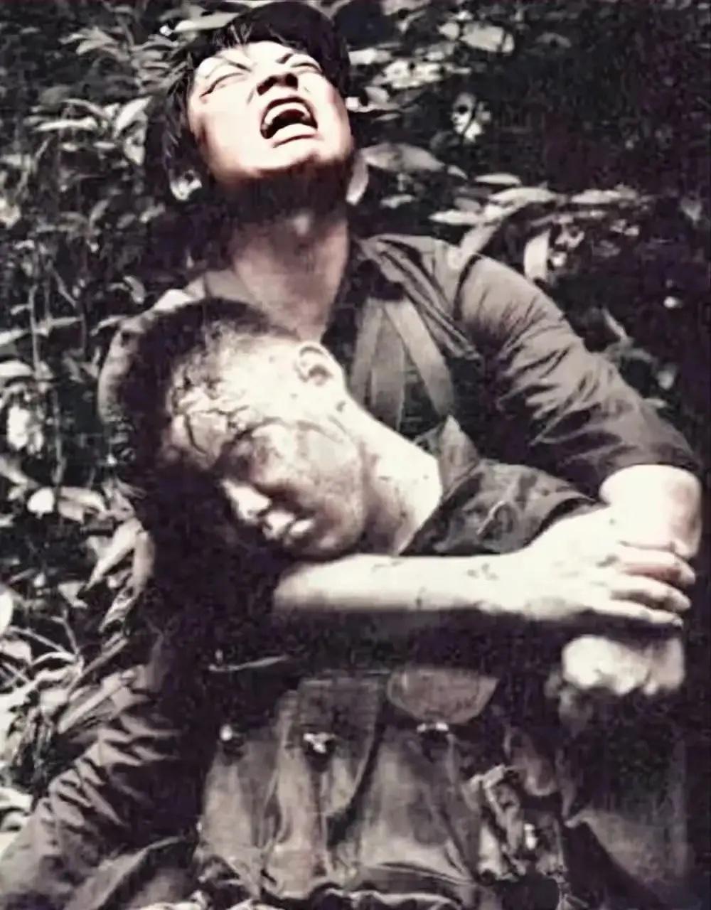 1987年，老山211高地争夺战，李发忠紧紧抱着牺牲的战友陈为民，悲痛难抑，仰天