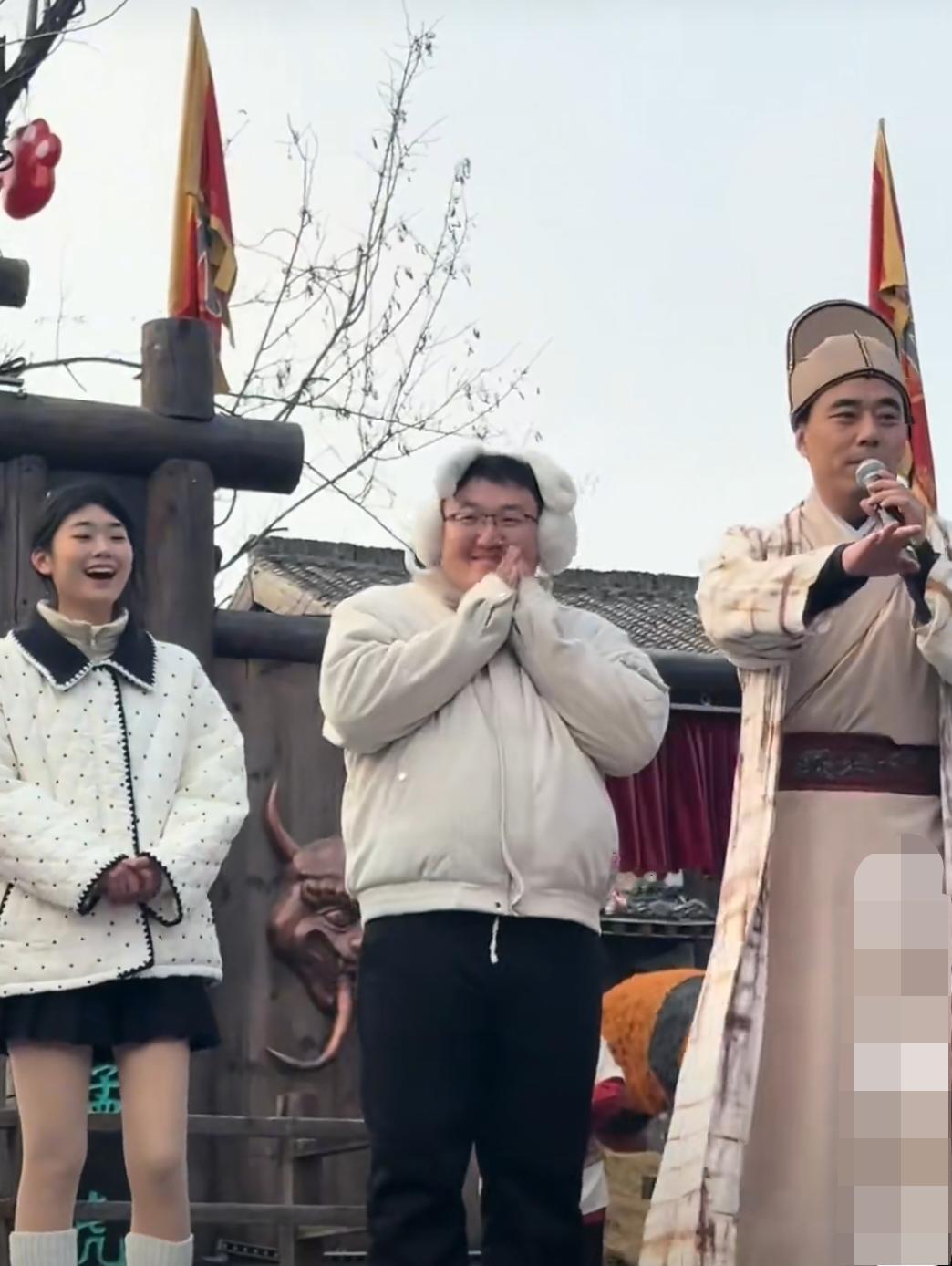 开封万岁山。台上这位来自成都的眼镜小哥哥一上台就看中了台下这位年轻小伙。当得知对