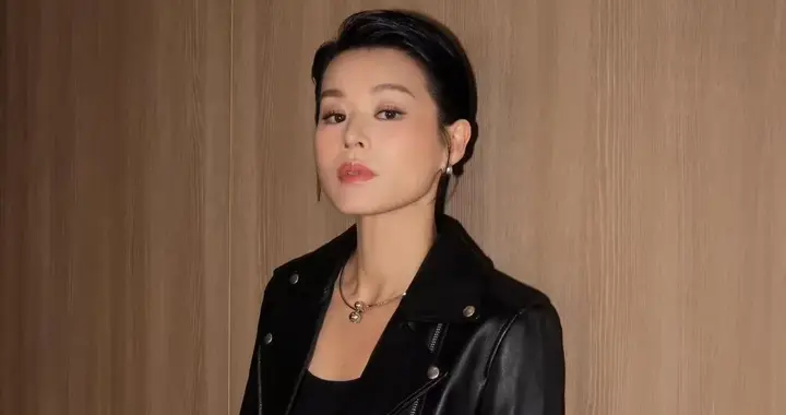 胡杏儿时尚穿搭秘籍:黑色皮衣+阔腿裤打造高级感