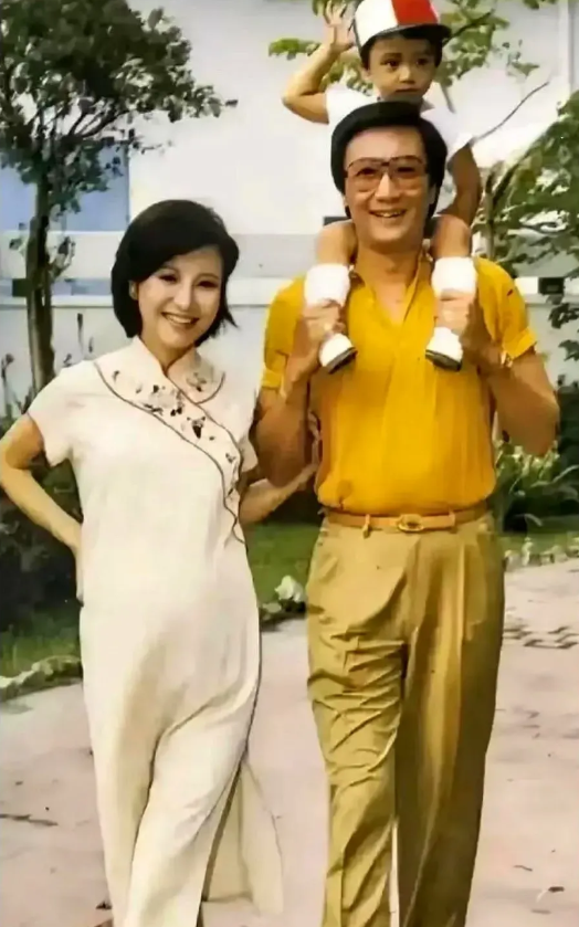 镜头中31岁的狄波拉明眸皓齿，笑靥如花，风情万种；45岁的谢贤气宇轩昂，玉树临风