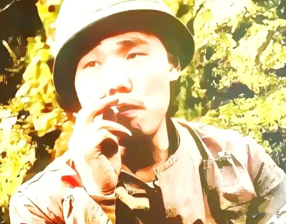 这是他牺牲前几分钟拍下的最后一张照片。他就是老山烈士李涛，山东衮州人，是牺牲最