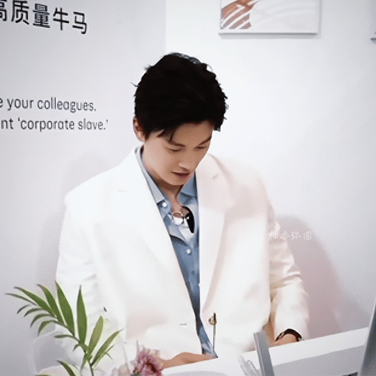 哈哈哈…被墙上的字笑亖[笑着哭]该说不说汪顺，这是眼镜不是泳镜啊🐽