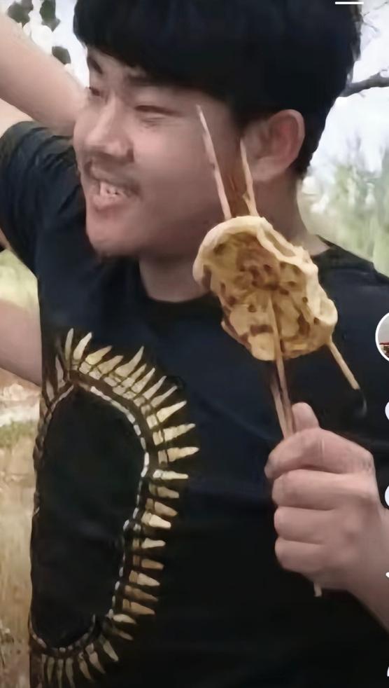 金毛不再戴帽子，可能是意识到自己错了，可能是不想再做丑狗了，这几天他状态