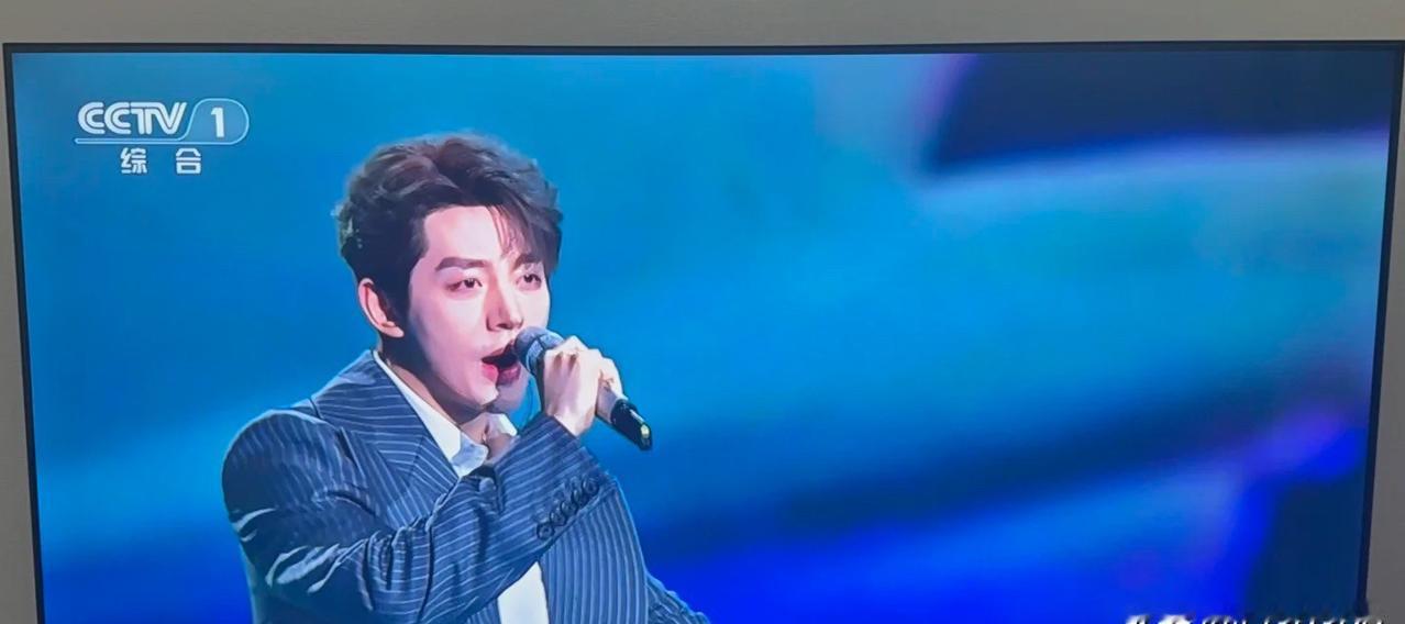 镁光灯刺得人眼晕。王玉雯被三个记者堵在墙角，问题像刀子一样甩过来，关于那个绯闻