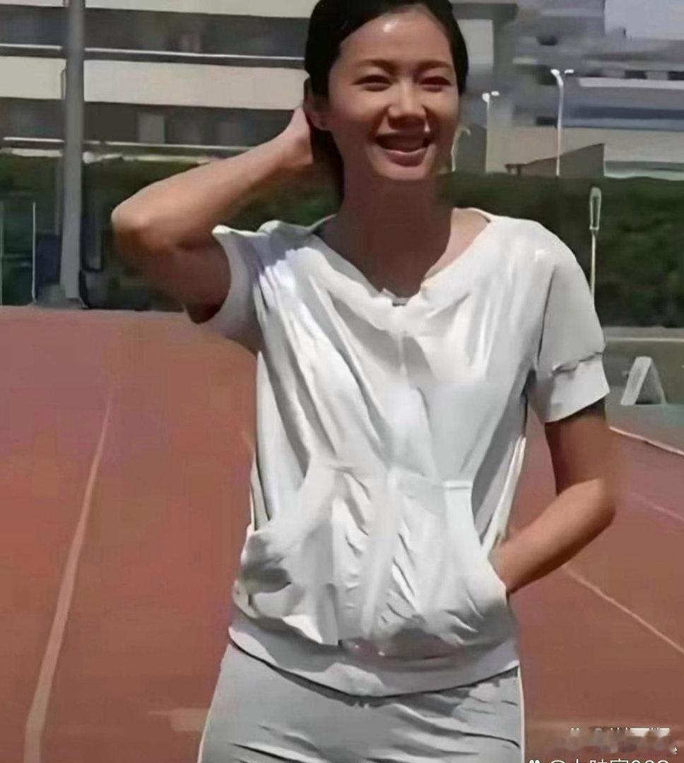 高中时期的徐静蕾，虽无惊艳容貌，却自带鲜活灵气，气质格外抓人。