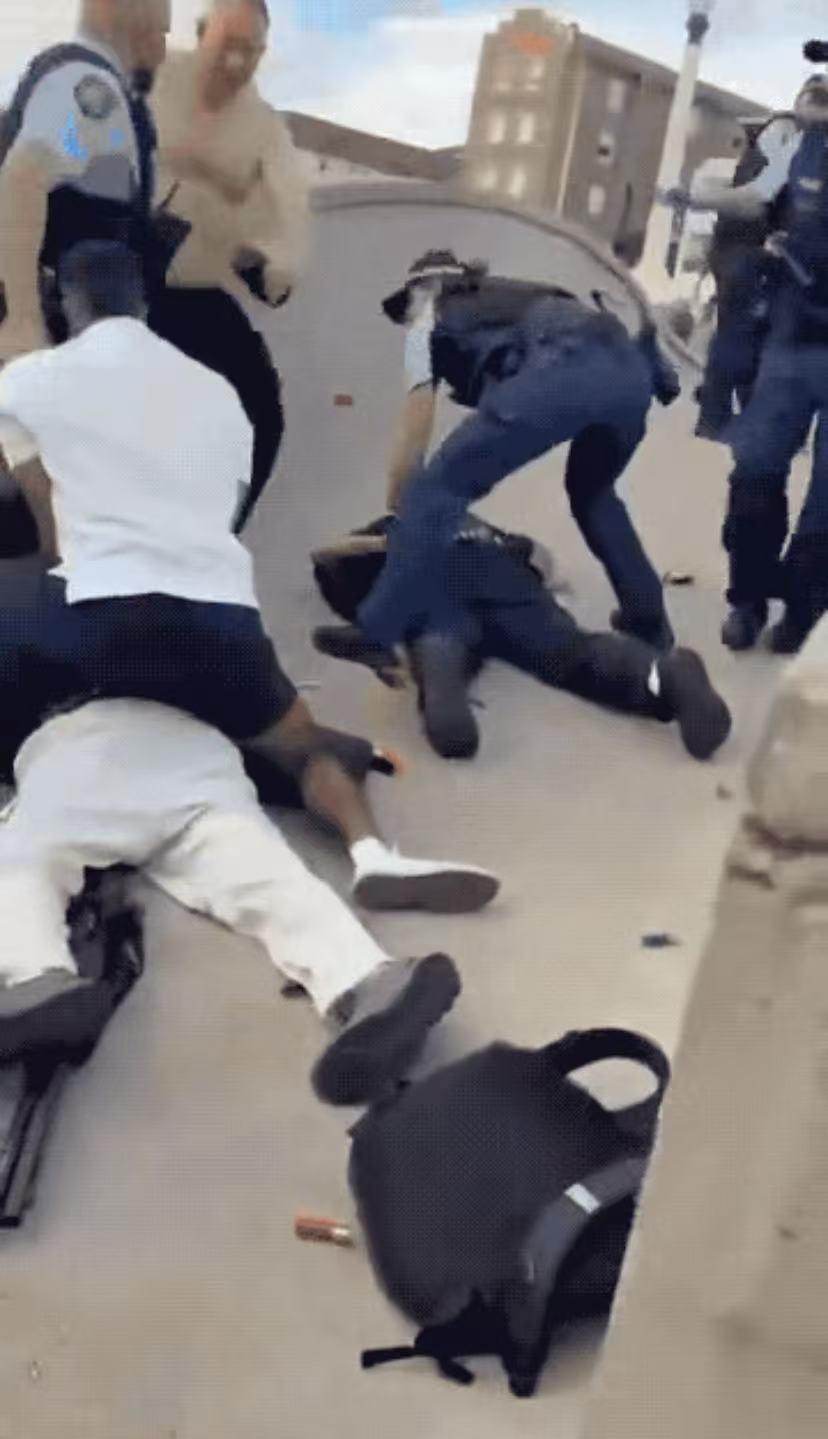 澳大利亚邦迪海滩枪击案震惊全球！父子枪手持6支合法枪作案，16死现场藏爆炸装置