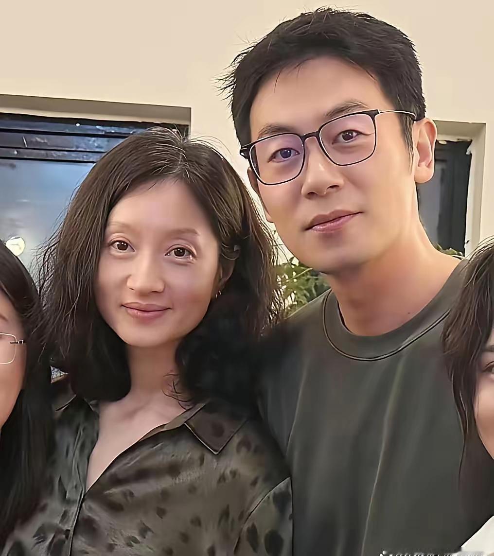 朱亚文两口子给人的感觉真的是太真实了，他媳妇儿真的是不爱化妆，好多场合都是素