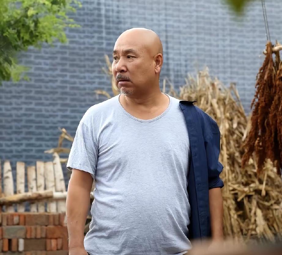 片酬千万的李幼斌接到发小李大强电话：“师哥，我没钱了，你来不来？”此时李大强新片