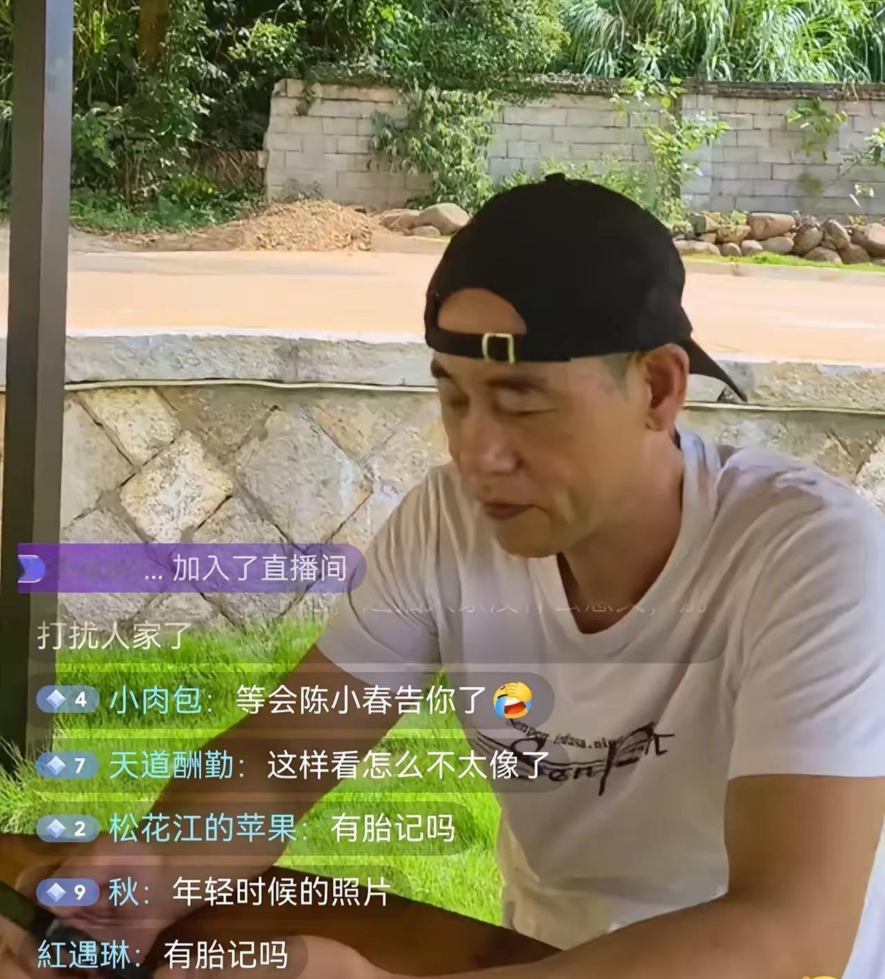 疑似陈小春弟弟的大哥说：“我不是陈小春弟弟，我家里有3个兄弟，1个姐姐，我不是抱