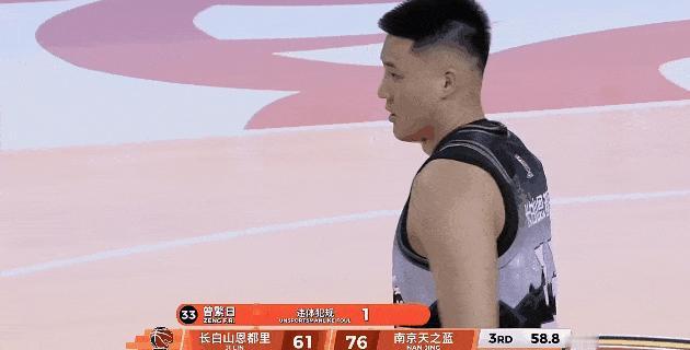 曾繁日收到建议！对阵南京同曦男篮的比赛中，曾繁日在防守时已经失去了位置。本以为