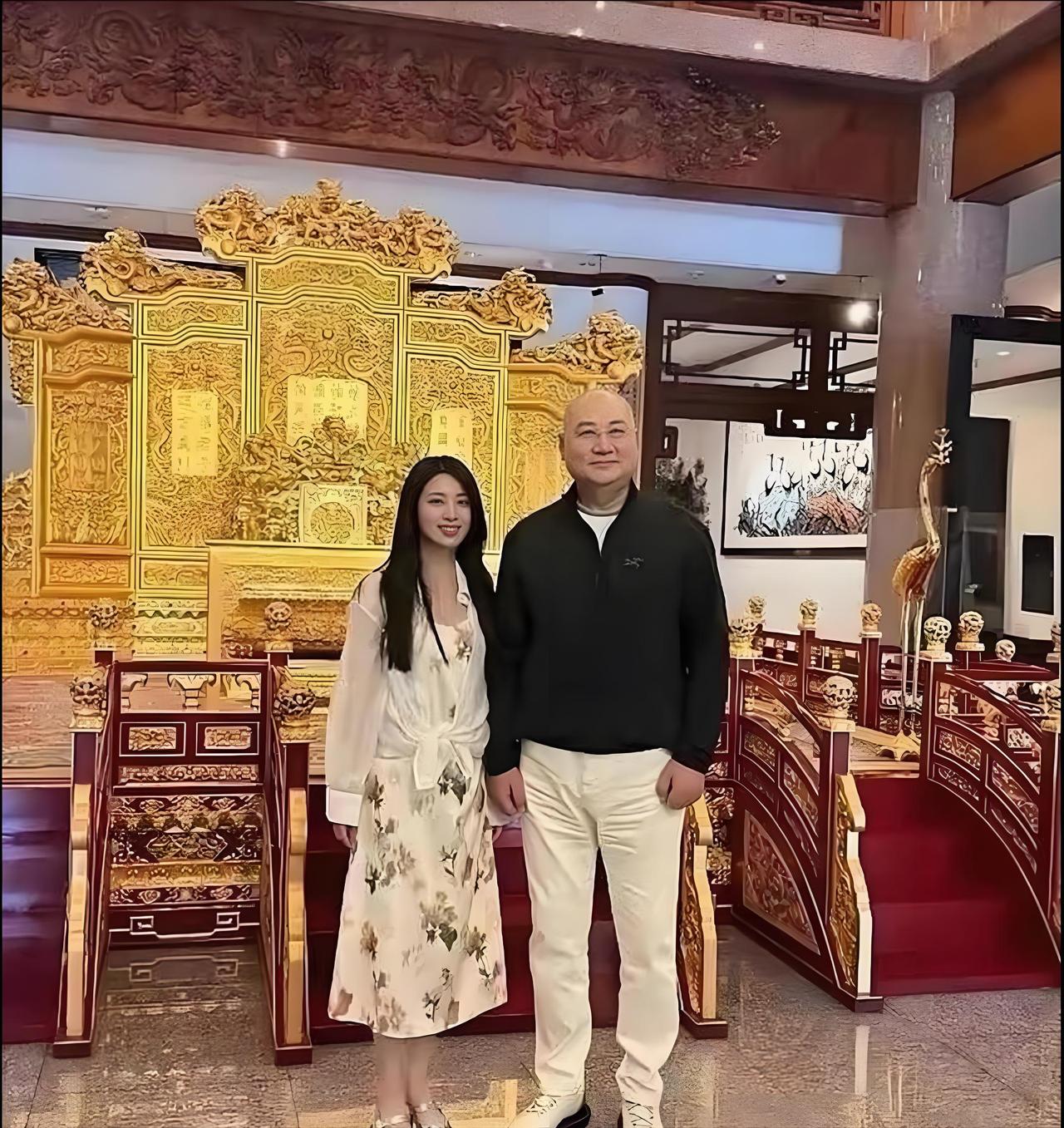 最近网上流传出的迟重瑞和卢助理图片中这位女士看上去不仅年轻，而且很有气质不是