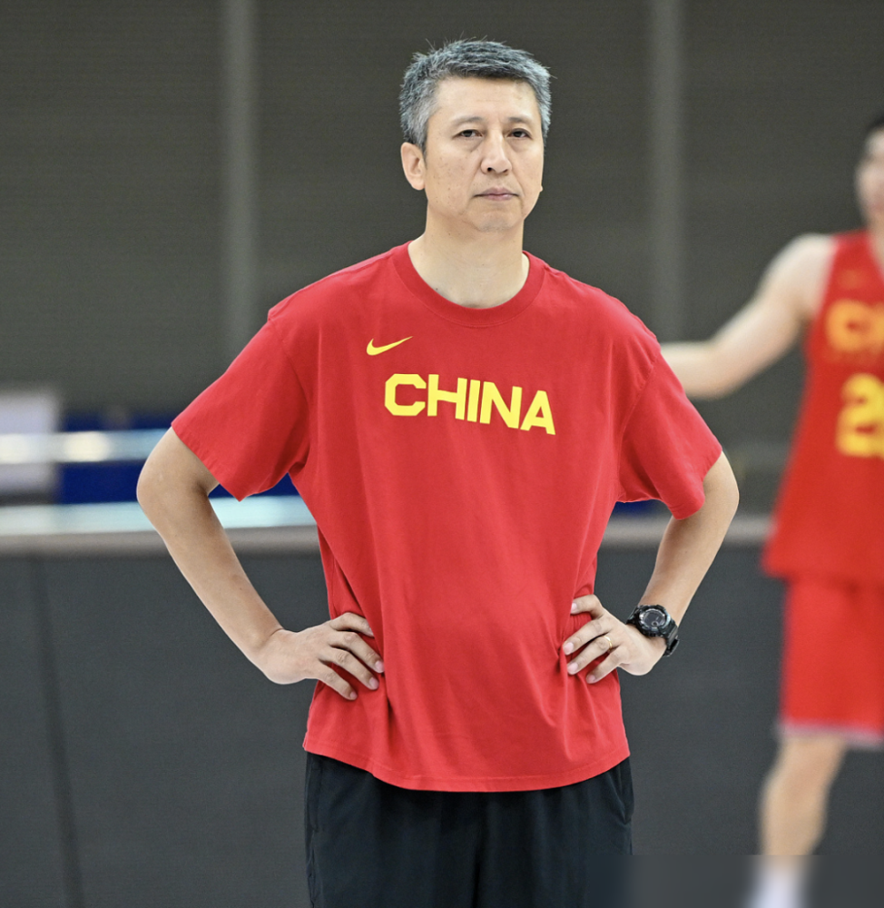 输给日本二队，赛后最狠的话不是骂教练，是杨毅那句，咱们后卫当控卫运不了球，当得分后卫三分不开。一句话