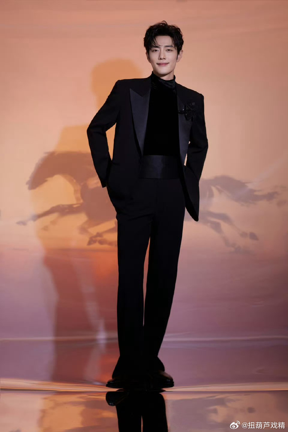 有一说一，肖战自从马年之后整个人的气场、气质、风度完全逆天了，先不说米兰时装周把