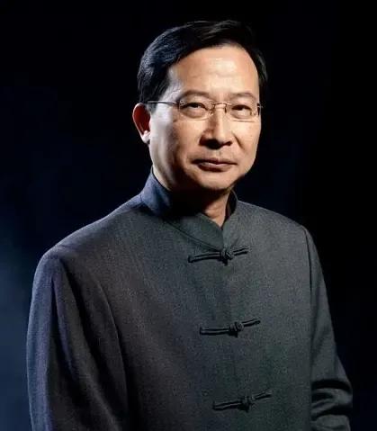 饶毅早就把王辰看透了。他在一个场合说，首医大十年内要超过协和，靠的不是他，靠的是
