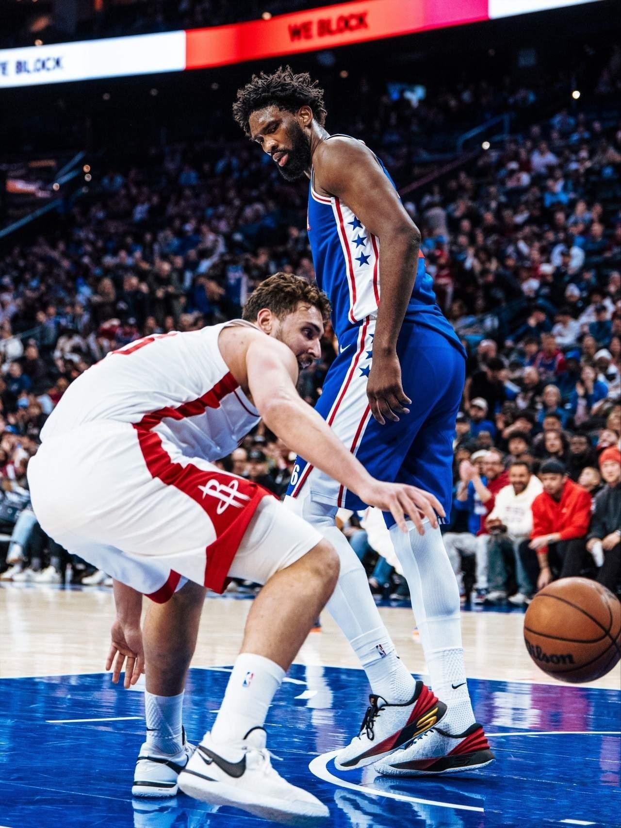 只有乌度卡知不道申京打不了恩比德火箭输给76人，乌度卡要负主要责任，明明第四