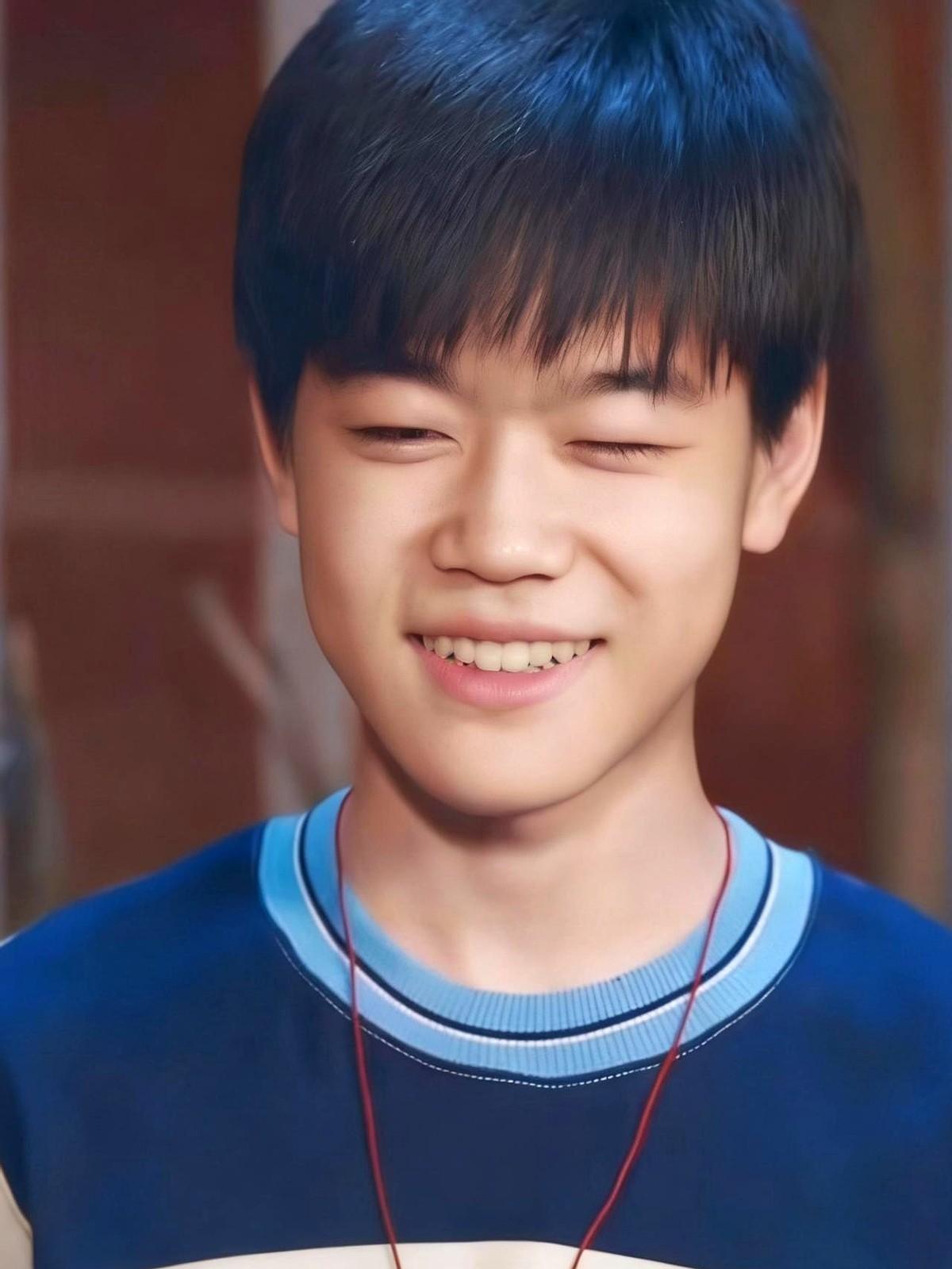 黄晓明新剧里被儿子上了一课！央视那部《小城大事》，开播收视就冲到2.6%，火